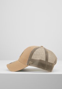 Beige baseball cap med en solid front og mesh bag, der har en buet skygge og syede detaljer på frontpanelet.