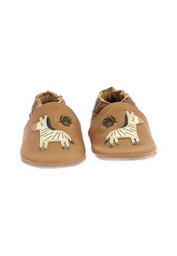 Chaussures en cuir marron au toucher doux, présentant des motifs de zèbres et des accents de feuilles. Ouvertures élastiques pour un enfilage facile.