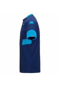 Camiseta deportiva de color azul marino con acentos en azul claro en las mangas y el cuello, con un logo en el hombro y un parche sólido en la parte frontal.