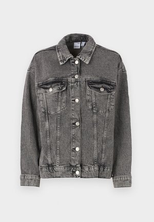 Veste en denim noir avec col, deux poches poitrine et fermetures à boutons. Elle présente une texture légèrement usée et une coupe décontractée.
