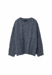 Pull en maille grise avec un motif torsadé, large encolure, poignets et ourlet côtelés. Texture douce, design confortable avec une coupe ample.