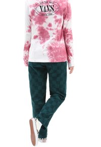 Långärmad vit T-shirt med rosa tie-dye mönster och svart "VANS" logotyp på baksidan. Teal rutiga kordflöjlsbyxor och klassiska Vans sneakers.