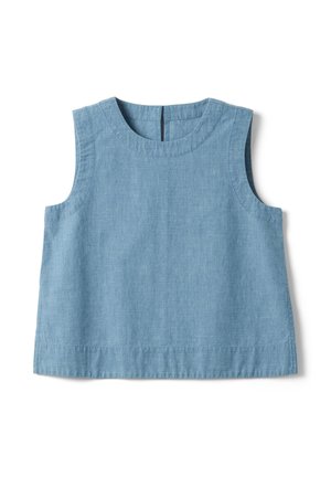 Ärmelloses blaues Chambray-Leinenoberteil mit rundem Ausschnitt und Knopfverschluss am Rücken, flach auf weißem Hintergrund ausgelegt.