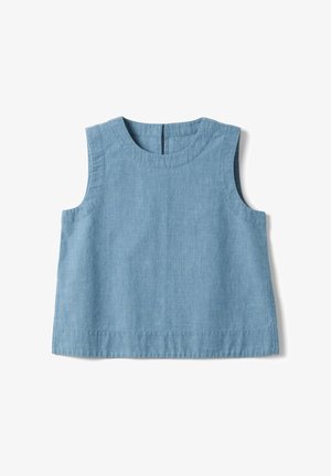 Ärmelloses blaues Chambray-Leinenoberteil mit rundem Ausschnitt und Knopfverschluss am Rücken, flach auf weißem Hintergrund ausgelegt.