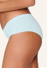Slip hipster seamless di colore blu chiaro realizzati in un tessuto morbido e elastico. Il design presenta un taglio a vita media e uno stile minimalista e confortevole.