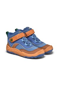 Le scarpe da trekking blu e marroni presentano un materiale in mesh, supporto alla caviglia, una fascia in velcro e suole in gomma con una finitura testurizzata. Dettagli verdi sul retro.