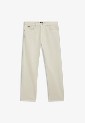 Beige gerade geschnittene Hose mit Gürtelschlaufen, vorderem Knopf und Reißverschluss, seitlichen und hinteren Taschen und einem kleinen schwarzen „BOSS“-Label auf der Vordertasche.