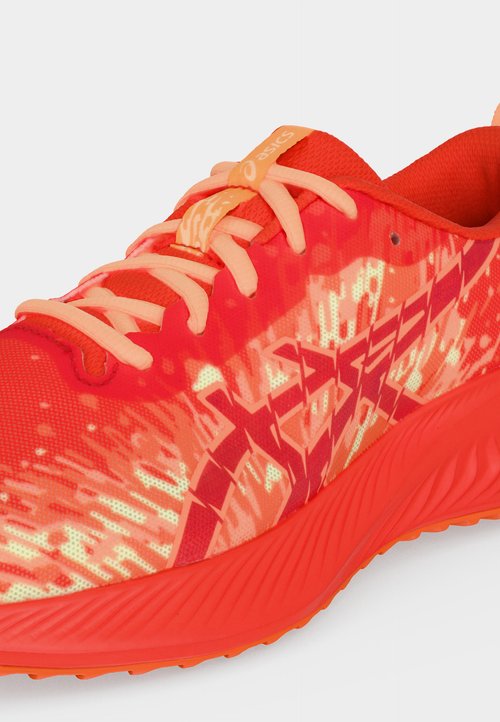 ASICS GEL-NOOSA TRI 16 GS UNISEX - Zapatillas running asfalto - cherry tomato/energy orange — photo 7