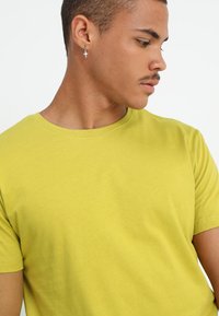 Urban Classics SHAPED LONG - T-shirts - lemonmustard