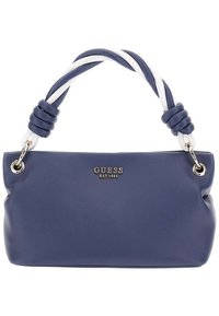 Borsa a tracolla in finta pelle blu navy con manico attorcigliato bianco e blu, hardware argentato e logo impresso. Presenta un design morbido e arrotondato.