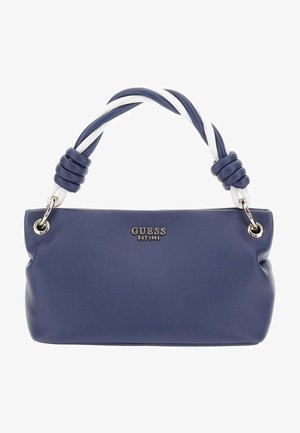 Sac à main en simili cuir bleu marine avec une anse tressée blanche et bleu marine, quincaillerie en argent et logo embossé. Présente un design doux et arrondi.