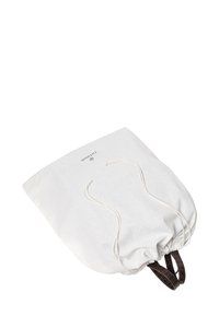 Fehér, texturált anyagból készült húzózsinóros táska, elején logóval, barna műbőr vállpántokkal és állítható zsinórzárakkal.