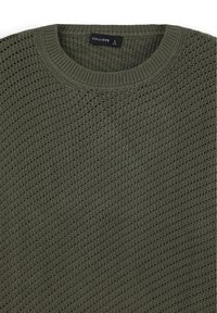 Olivgrüner gestrickter Pullover mit einem runden, gerippten Ausschnitt und diagonalem Strukturmuster, Größe L.