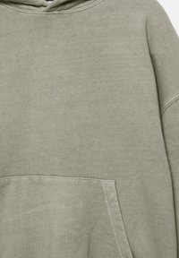 Hanorac cu glugă de culoare verde măsline, confecționat dintr-un amestec de bumbac, având un buzunar frontal tip kangaroo și tivuri ribbate pe glugă și pe manșete.