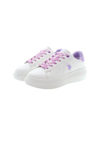 Sneakers bianche con finitura in pelle liscia, dettagli viola e lacci coordinati. Presentano una suola spessa e testurizzata di colore bianco e un logo sul lato.