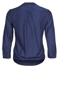 Chemise bleu marine à manches longues avec un ourlet arrondi, des plis au dos et des poignets boutonnés. Fabriquée en tissu léger et texturé.