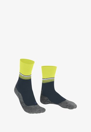 Dunkelblaue und graue Sportsocken mit einem leuchtend gelben gerippten Bund und weißen Streifen, die ein sportliches Design präsentieren, das sich für aktive Nutzung eignet.