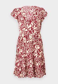 Vestido de estampado floral en rojo y crema, con mangas cortas, escote redondo, cintura fruncida y dobladillo con volantes en capas. Hecho de una tela ligera y texturada.