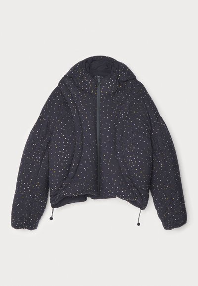 Chaqueta acolchada y recortada en azul marino con capucha, con lunares blancos y dorados. Acentos elásticos en los puños y el dobladillo. Cierre frontal con cremallera.