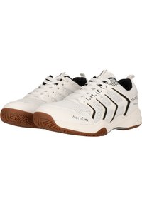 Vita sportskor med mesh-överkänsla, svarta accenter och tre svarta ränder. Gummisula med ett strukturerat mönster för grepp.