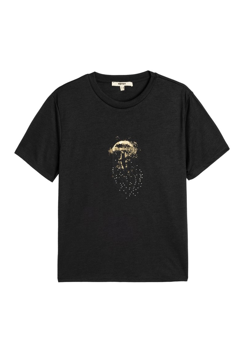 Schwarzes Baumwoll-T-Shirt mit einem goldenen Medusen-Graphic und fließenden Tentakeln, vor einem strukturierten Stoff-Hintergrund. Kurze Ärmel.