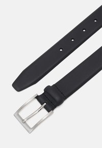 Cinto de couro preto com textura lisa, apresentando uma fivela de metal prateado e cinco furos para ajuste de tamanho. Design com ponta afilada.