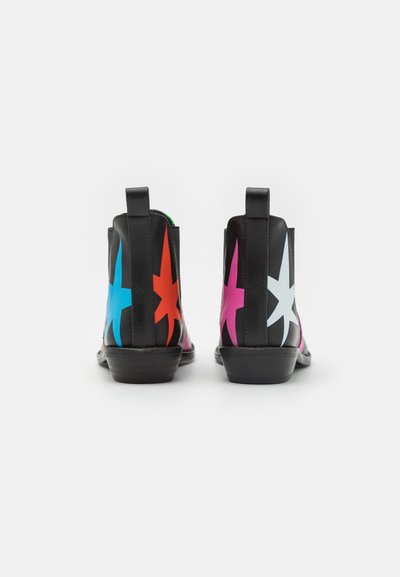 Stivali ankle in pelle nera con motivi a stella colorati in blu, rosso, rosa e bianco. Tacco basso impilato, con linguette per una facile vestibilità.