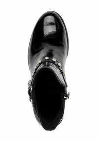 Botín de charol negro hasta el tobillo con punta redonda, acentos decorativos de perlas blancas y cremallera lateral. Acabado suave y brillante.