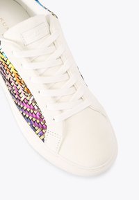 Witte sneaker met een textuur aan de zijkant met een regenbooggeweven patroon. Vetersluiting en een gladde neus met subtiele stikseldetails.