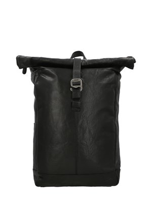 Čierny kožený ruksak so zavíjacím horným vekom, predným popruhom s prackou a vrchným úchytom, zobrazený na bielom pozadí.