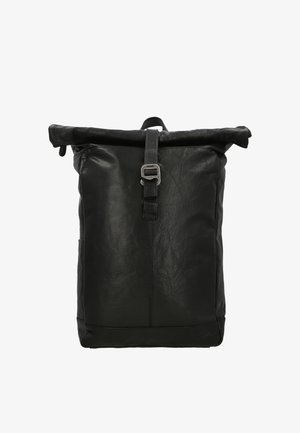 Must nahast rullkorgiga seljakott esiosas pannalrihma ja peal kandemahuti käepidemega, esitletud valge tausta ees.