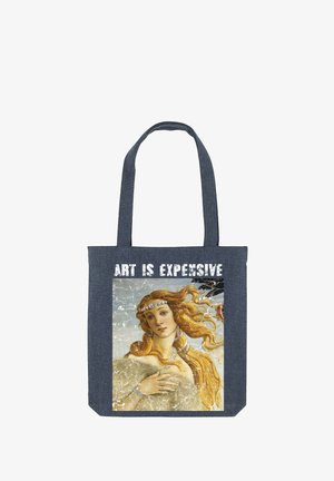 Borsa tote in denim con una stampa artistica classica di una donna con lunghi capelli ondulati, adornata con la scritta "L'ARTE È COSTOSA" in grassetto bianco.