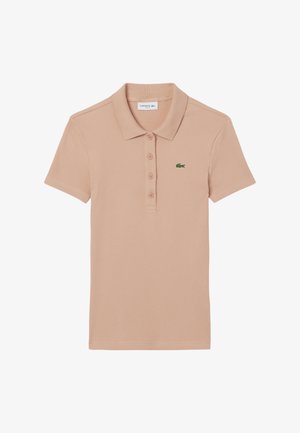 Vaaleanpunainen ribattu polo-paita, lyhyet hihat, klassinen kaulus, kolmen napin lista ja vihreä Lacoste-logo vasemmassa rinnassa.