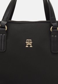 Tommy Hilfiger POPPY SMALL TOTE - Håndtasker - black