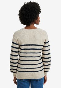 Strickpullover mit einem cremefarbenen und marineblauen Streifenmuster, mit Rundhalsausschnitt, geripptem Textur und lässiger Passform, sichtbar von hinten.