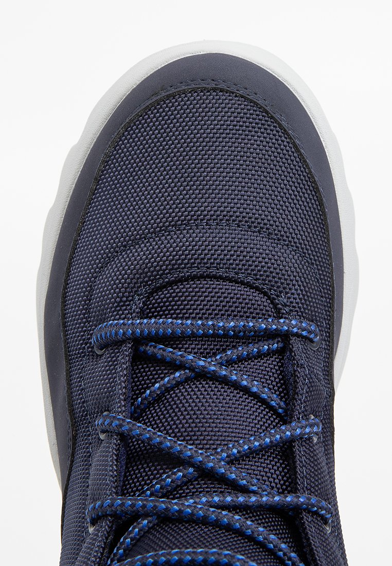Granatowe buty sportowe z teksturowanej, oddychającej tkaniny, z kontrastującymi niebieskimi sznurowadłami. Gumowa podeszwa i wyściełany kołnierz dla komfortu.