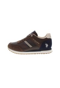 Scarpa atletica marrone con tomaia in mesh e scamosciato, caratterizzata da accenti bianchi e blu navy, design con lacci e suola in gomma con battistrada testurizzato.