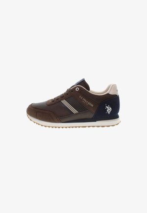 Scarpa atletica marrone con tomaia in mesh e scamosciato, caratterizzata da accenti bianchi e blu navy, design con lacci e suola in gomma con battistrada testurizzato.