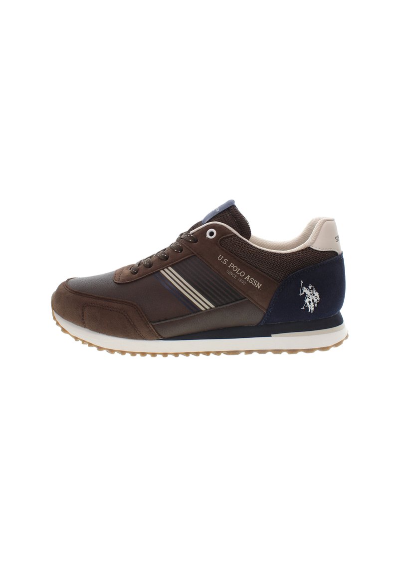 Scarpa atletica marrone con tomaia in mesh e scamosciato, caratterizzata da accenti bianchi e blu navy, design con lacci e suola in gomma con battistrada testurizzato.