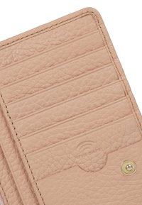 Leren kaarthouder in lichtroze met textuurafwerking, voorzien van vijf kaartsleuven, geperste RFID-logo en een gouden drukknopsluiting.