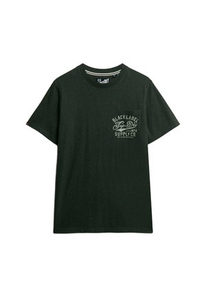 T-shirt in cotone verde scuro con colletto rotondo, maniche corte e taschino sul petto anteriore con testo grafico bianco e logo.