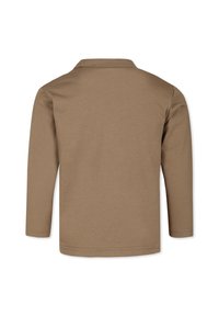 Koszulka polo z długim rękawem wykonana z jednolitej, jasnobrązowej bawełny. Posiada klasyczny kołnierzyk oraz przeszywane brzegi. Gładka faktura; brak wzorów lub akcentów.