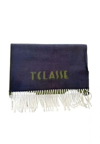 Sciarpa rettangolare in tonalità di blu scuro e verde, con bordo frangiato e il testo "T CLASSE" stampato in verde oliva.