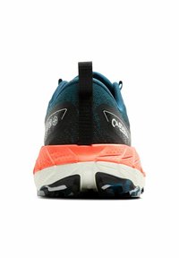 Trail running-sko med en mörkblå överdel, svarta accenter och en ljus orange mellersta sula. Har en texturerad sula för bra grepp.