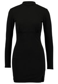 Schwarzes langärmliges Kleid mit hohem Kragen, figurbetontem Schnitt und gerafftem Detail an der Taille, mit einem seitlichen Schlitz am Saum.