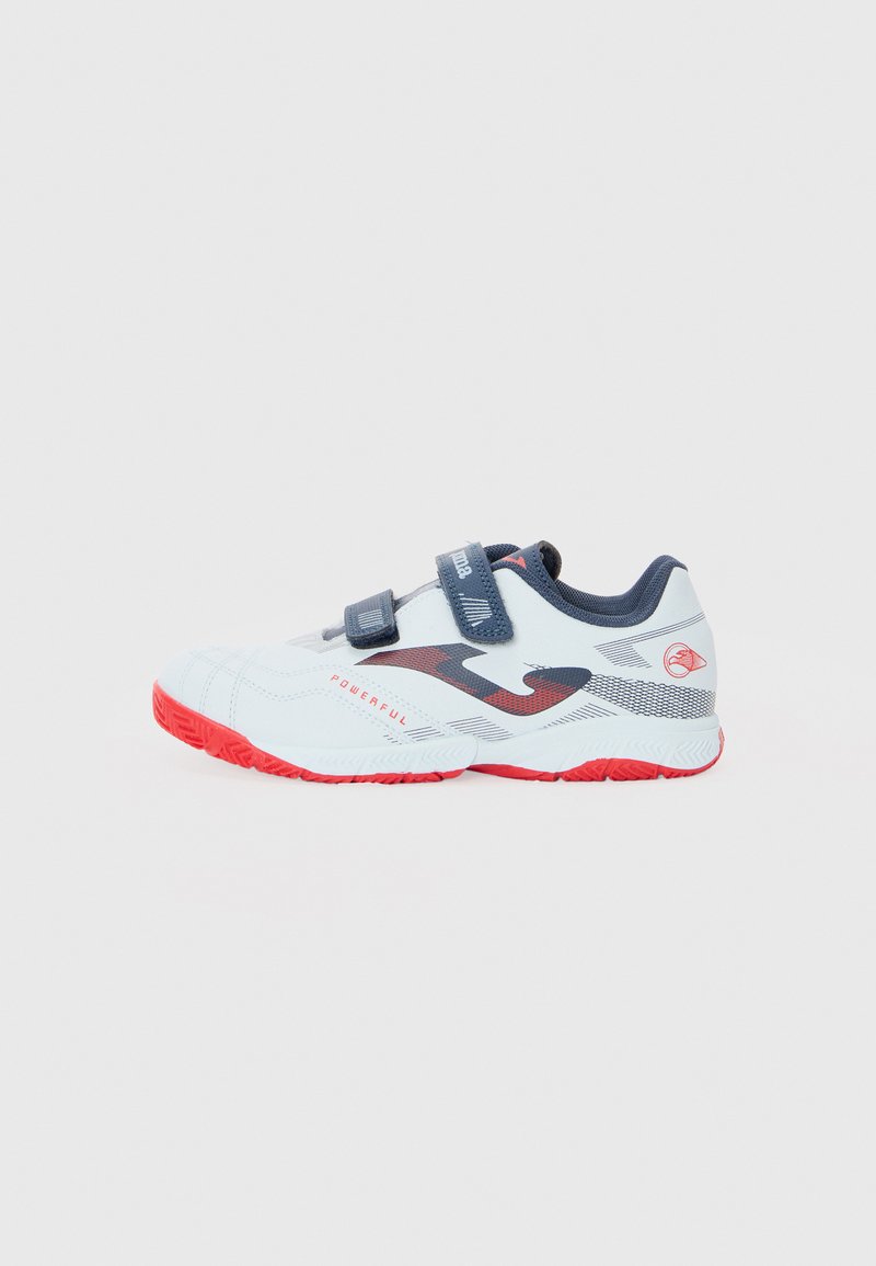 Heledad sinine spordijalanõud punase tallaga, millel on Velcro rihm ja võrgusilmast detailid. Kujunduses on külgedel must ja punane logo.