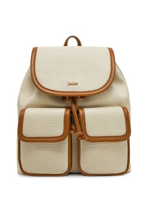 Mochila de textura cremosa con ribetes marrones que presenta dos bolsillos frontales con solapa y una solapa superior asegurada con cordones de cuero.