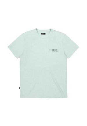 Hellblaues T-Shirt mit kurzen Ärmeln und Rundhalsausschnitt, mit kleinem schwarzem Textlogo auf der linken Brust und einem kleinen schwarzen Stoffetikett am seitlichen Saum.
