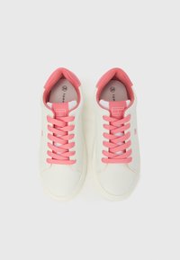 Zapatillas blancas con cordones rosas, forro interior rosa y logo de la marca en la lengüeta, vistas desde arriba sobre un fondo blanco.