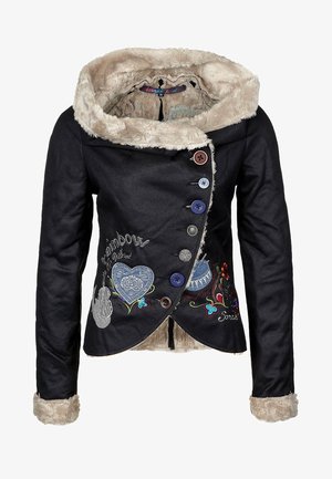 Sort jakke med kunstpelskrave og manchetter. Har farverige knapper, broderede mønstre og et asymmetrisk frontdesign.